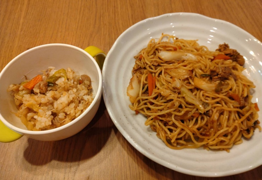 卵・小麦・乳製品なしのアレルギー対応ソバめしと家族の市販焼きそばのとりわけ同時調理の完成写真