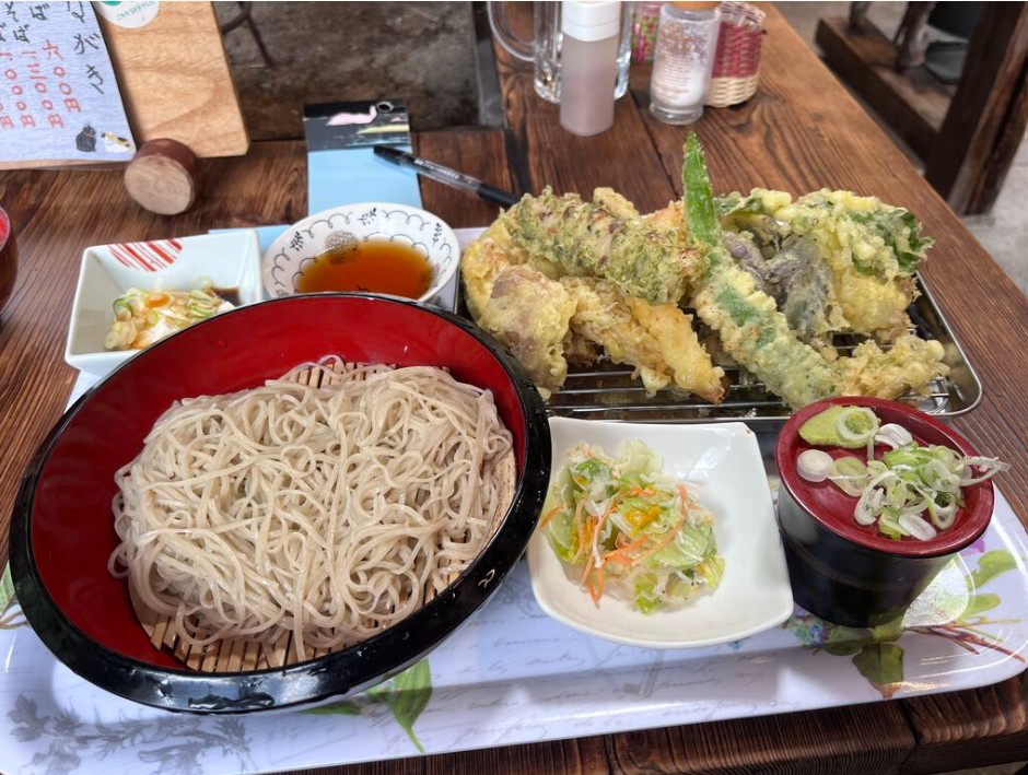 有吉の深掘り調査やオモウマい店などテレビで紹介された栃木県日光市の山奥の行列ができる蕎麦屋・こま草