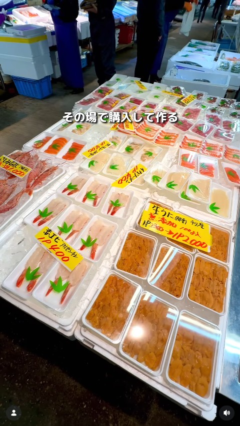 坂上サンドの東北旅2026で紹介された塩釜水産物仲卸市場の自分で好きなネタ・具材を載せて食べるマイ海鮮丼のお店について詳しく紹介