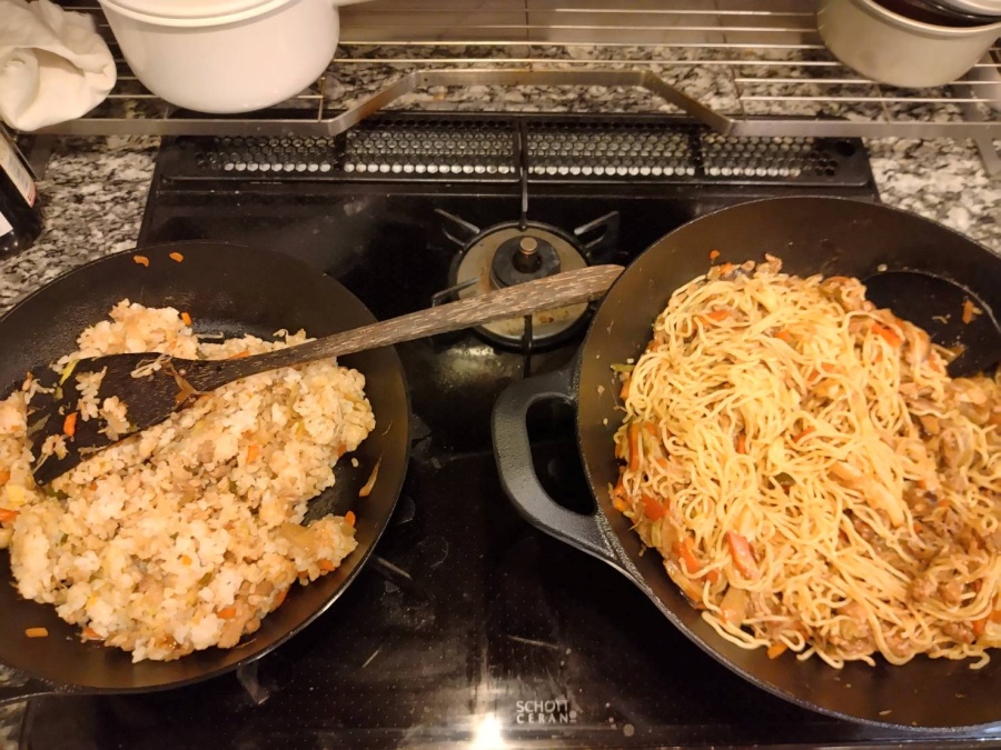 小麦の微量混入コンタミを防ぐため2つのフライパンに分けた小麦不使用のソバめしと家族用焼きそば