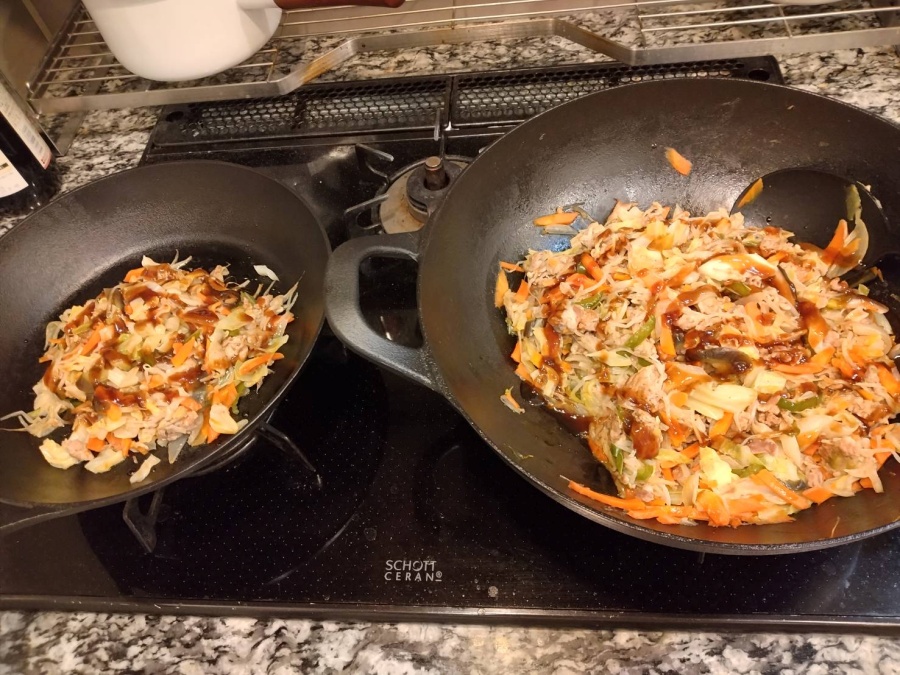 小麦不使用のソースと醤油で味付けした大容量の焼きそばとソバめしの具材