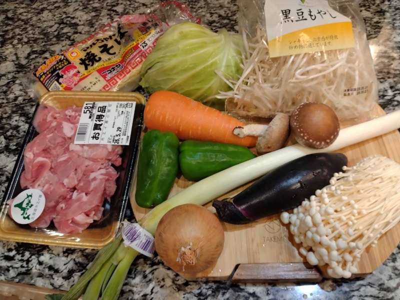 中華鍋いっぱいの大量の肉と野菜の具材